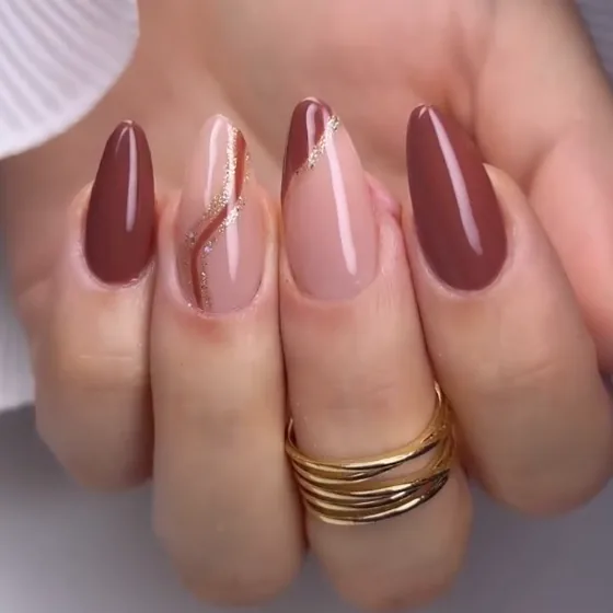 Unhas em tom nude com cutícula alinhada